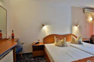 Отель Kamchia Park Hotel - All Inclusive Золотые Пески Двухместный номер с 1 кроватью или 2 отдельными кроватями и дополнительной кроватью (для 3 взрослых)-1